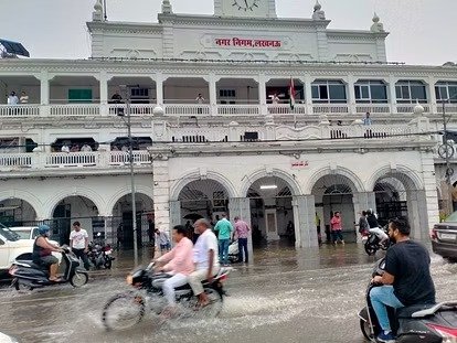 यूपी में मूसलाधार बारिश, विधानसभा में भरा पानी, नगर निगम सहित कई कार्यालयों में भी जलभराव