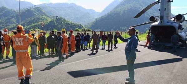 एमआई-17 व चिनूक हेलीकॉप्टर ने संभाला मोर्चा,एयर लिफ्ट रेस्क्यू शुरू