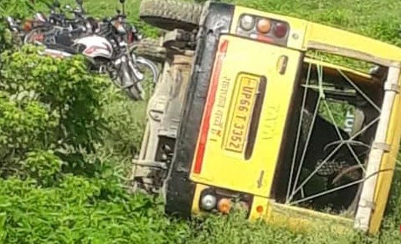 वाराणसी- प्रयागराज रेलखंड के मटियारी गांव में बच्चों को स्कूल ले जा रही मैजिक वाहन पलटी, आधा दर्जन घायल, मची चीख-पुकार