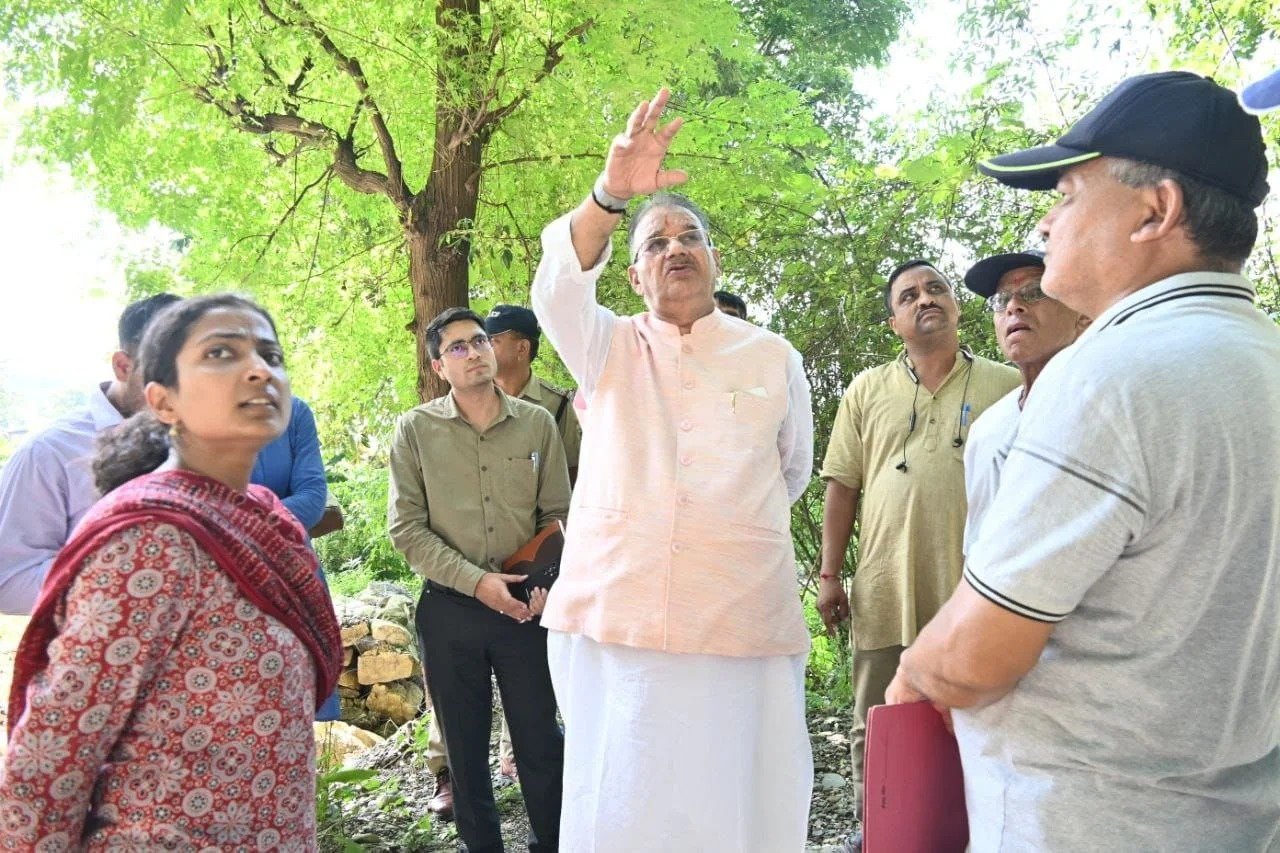 मसंदावला में अतिवृष्टि के कारण हुए नुकसान का  कैबिनेट मंत्री गणेश जोशी ने किया निरीक्षण