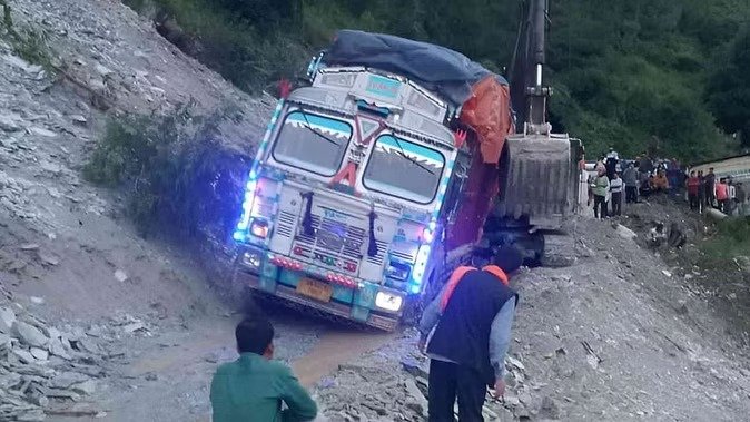 बद्रीनाथ राष्ट्रीय राजमार्ग पर चटवापीपल में भारी भूस्खलन के बाद यातायात बंद 