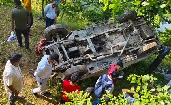 उत्तरकाशी में शिक्षकों को स्कूल छोड़ने जा रहा वाहन दुर्घटनाग्रस्त, कुछ घायल, एक गंभीर