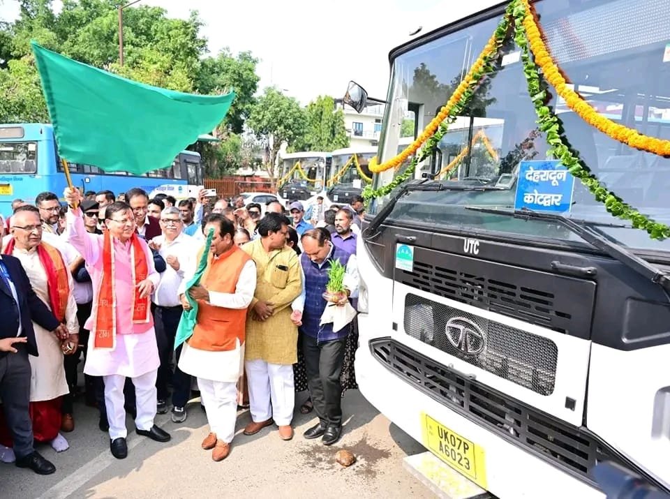 मुख्यमंत्री धामी ने ISBT में उत्तराखण्ड परिवहन निगम की 130 नवीनतम BS-06 मॉडल की बसों को हरी झंडी दिखाकर किया रवाना