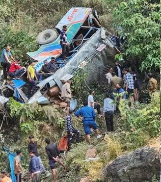 उत्तराखंड में बड़ा हादसा, अल्मोड़ा में बस खाई में गिरी, 38 यात्रियों की मौत, कई घायल