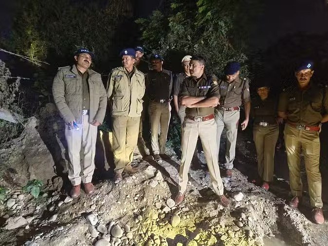 विकासनगर में बदमाश और पुलिस के बीच मुठभेड़, जवाबी कार्रवाई में इनामी आरोपी के पैर में लगी गोली