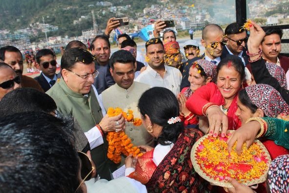 नवनिर्मित जोशियाड़ा हेलीपैड पर उतरा मुख्यमंत्री धामी का हेलीकॉप्टर 