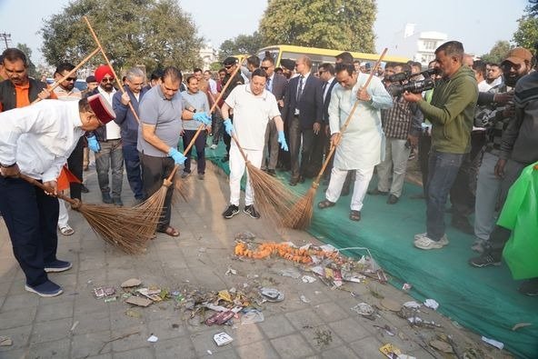 मुख्यमंत्री धामी ने राज्य स्थापना दिवस के पूर्व दिवस पर स्वच्छता कार्यक्रम में किया प्रतिभाग, झाड़ू लगाकर स्वच्छता का दिया संदेश 