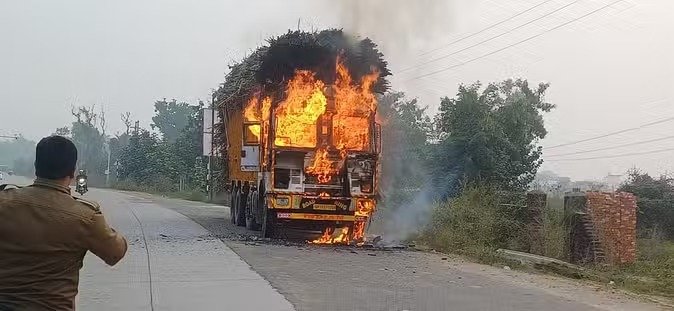 हरिद्वार हाईवे पर गन्ने से लदे ट्रक में लगी अचानक भीषण आग, खाना बनाने के दौरान हुआ हादसा