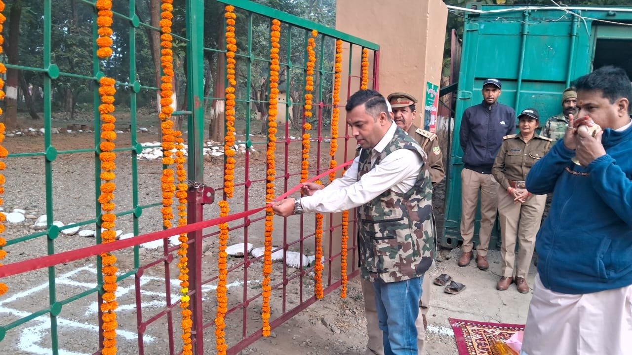 पर्यटकों के लिए खुल गए राजाजी पार्क के द्वार, वन्य जीव प्रतिपालक हरीश नेगी ने रिबन काटकर खोला गेट 