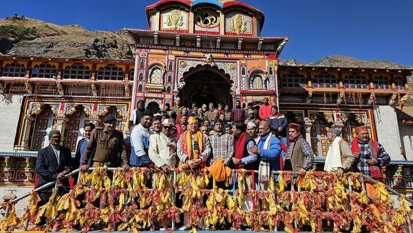 मुख्यमंत्री धामी ने श्री बदरीनाथ धाम में पूजा अर्चना कर प्रदेश में सुख समृद्धि एवं शांति की करी कामना 