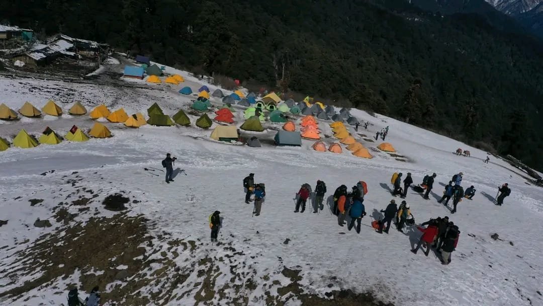 नये साल के जश्न के लिए हर्षिल, दयारा एवं सांकरी क्षेत्र में कई हजार पर्यटक मौजूद