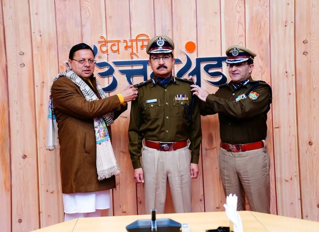 मुख्यमंत्री धामी और पुलिस महानिदेशक दीपम सेठ ने पदोन्नत वरिष्ठ अधिकारियों को पिपिंग सेरेमनी के दौरान पहनाए दोन्नति बैज 