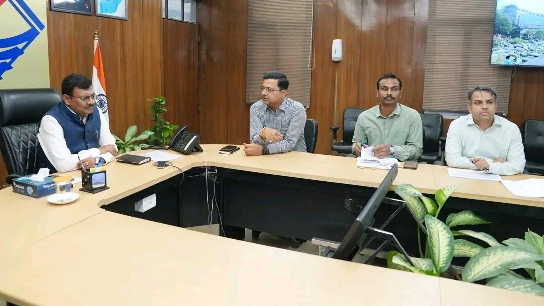 मुख्य सचिव आनंद बर्द्धन ने लोक निर्माण विभाग एवं भारतीय राष्ट्रीय राजमार्ग प्राधिकरण की योजनाओं की ली समीक्षा बैठक