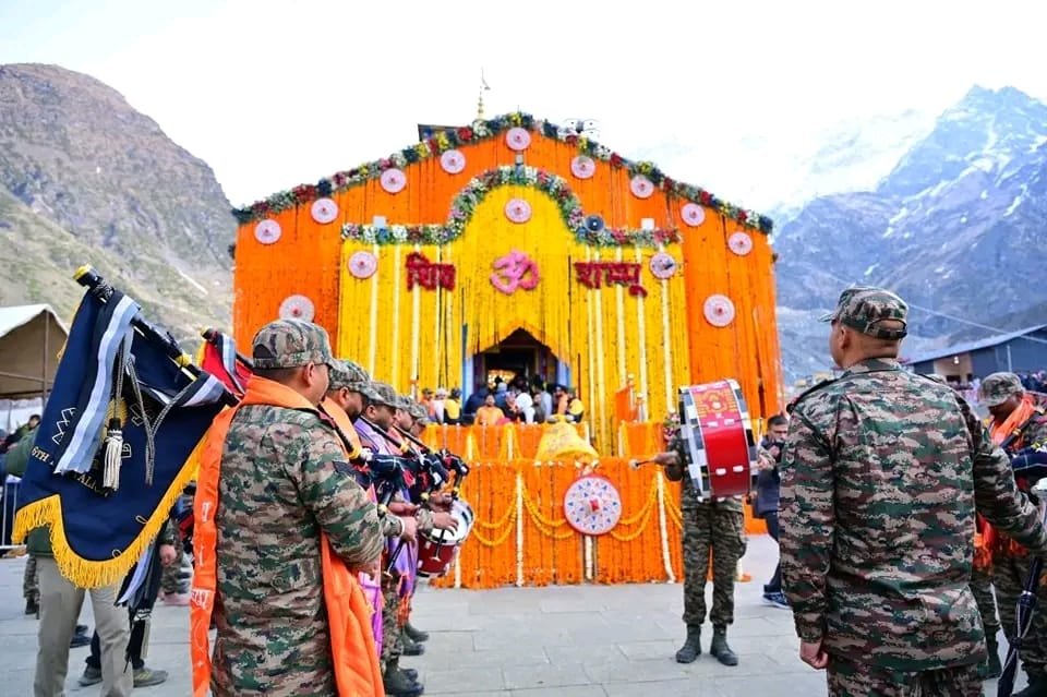 खुले केदारनाथ धाम के कपाट, मुख्यमंत्री धामी सपरिवार मौजूद, दर्शन के लिए श्रद्धालुओं की उमड़ी भारी भीड़