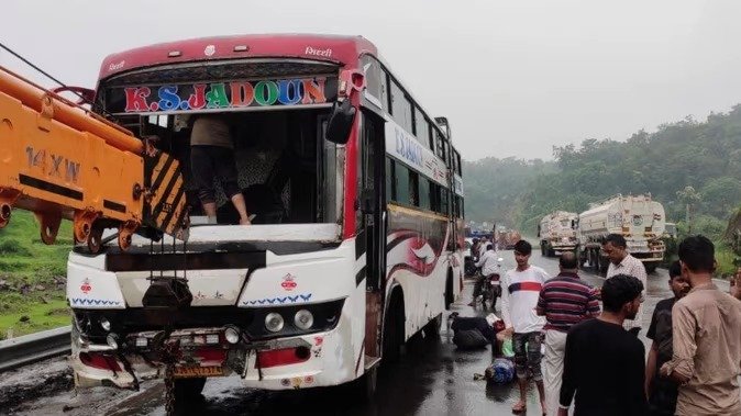 लेहना घाटी के पास अनियंत्रित होकर पलटी बस, तीन लोगों की मौत , 15 से अधिक घायल