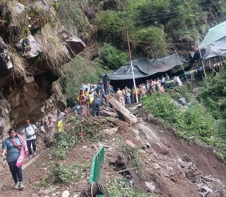 यमुनोत्री में त्रासदी: दो शव बरामद, तीन तीर्थयात्री अब भी लापता, रेस्क्यू ऑपरेशन युद्धस्तर पर