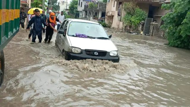 भारी बारिश से बाढ़ जैसे हालात को देखते हुए जोधपुर के सभी सरकारी- निजी स्कूलों में छुट्टी के आदेश जारी