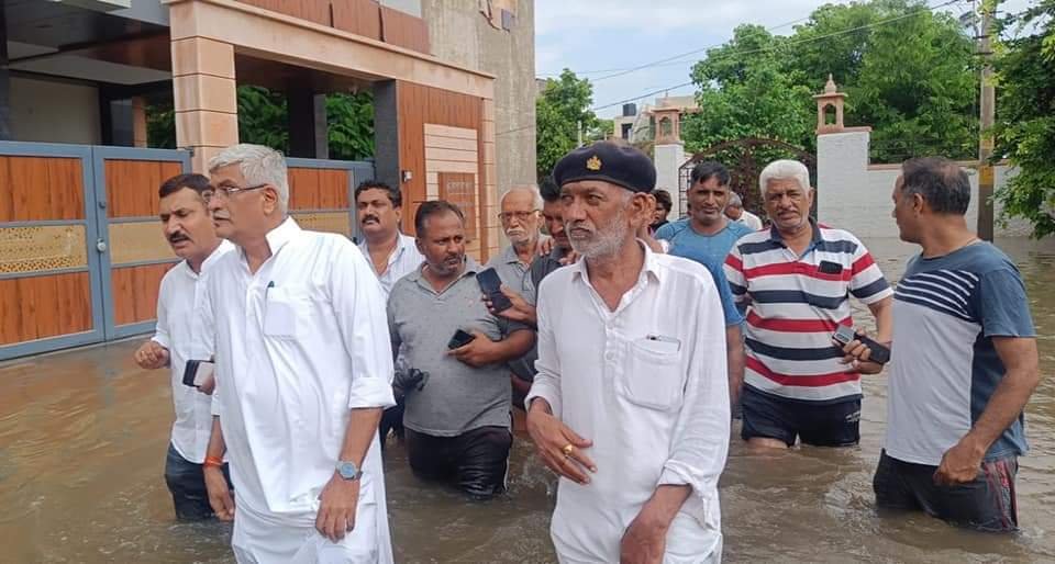 जोधपुर से सांसद और केंद्रीय जलशक्ति मंत्री गजेंद्र सिंह शेखावत ने बीते दिन शहर बाढ़ प्रभावति इलाकों का किया दौरा