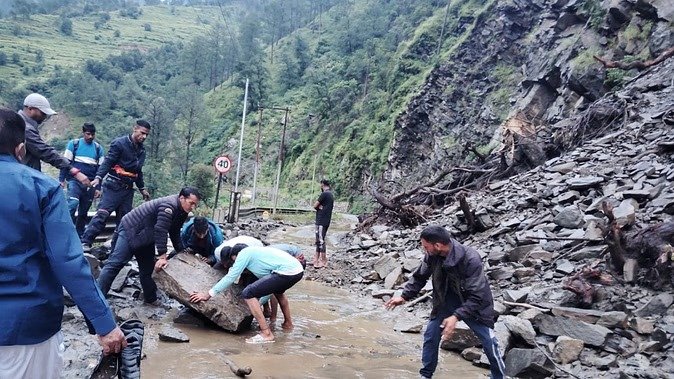 उत्तराखंड में आफत की बारिश: यमुनोत्री हाईवे बंद, सैकड़ों श्रद्धालु फंसे; गंगोत्री यात्रा पर राहत की खबर