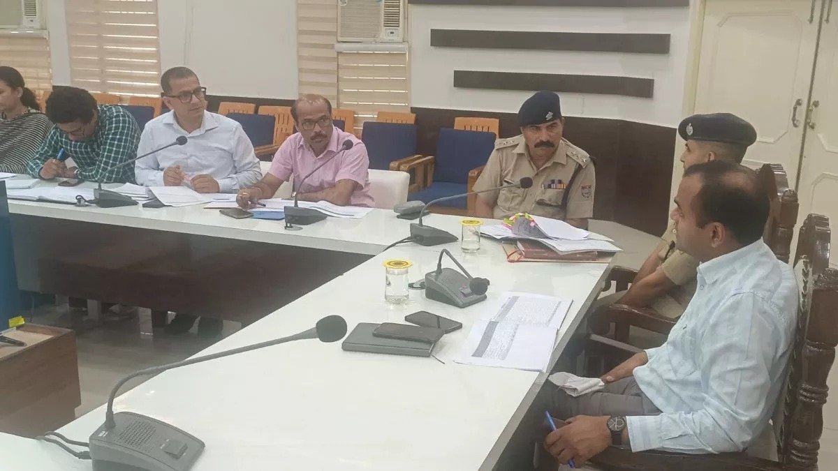 शिकायतों के निस्तारण में ढिलाई: हरिद्वार DM ने 5 अधिकारियों का वेतन रोका, सख्ती बरकरार