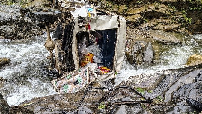 ओवरलोडिंग-खराब स्टीयरिंग ने ली जान: पिथौरागढ़ में सड़क हादसा, 8 लोगों की दर्दनाक मौत