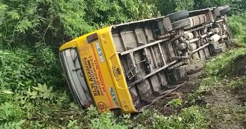स्कूल जाते वक्त मासूमों पर टूटा कहर, अनियंत्रित बस पलटने से 15 बच्चे घायल