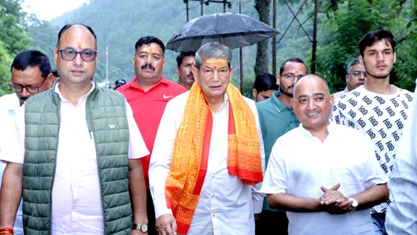 जेसीबी के इंतजार में फंसे यात्री, हरीश रावत बोले – यही है ट्रिपल इंजन का चमत्कार”