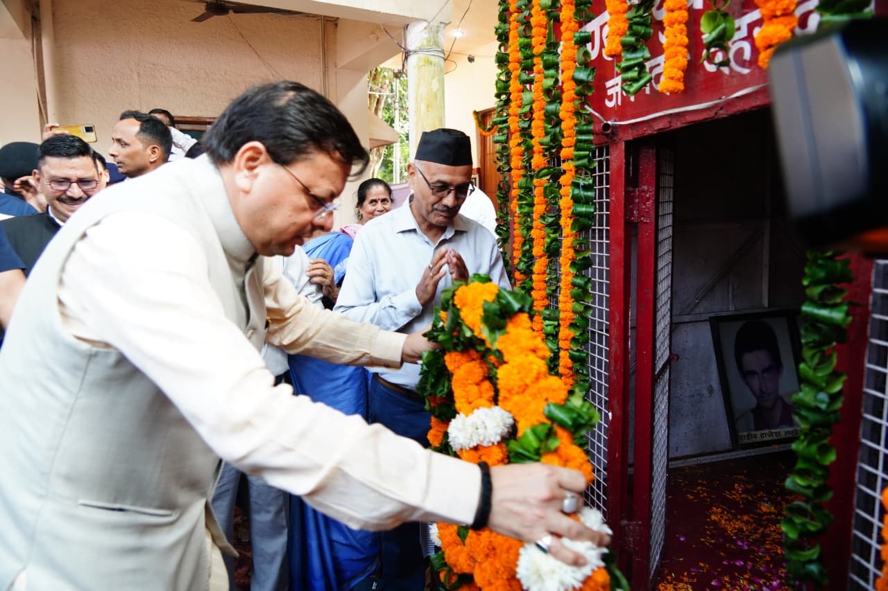 मुख्यमंत्री श्री पुष्कर सिंह धामी ने गुरुवार को देहरादून स्थित शहीद स्थल कचहरी परिसर में राज्य आंदोलनकारी शहीदों को श्रद्धांजलि अर्पित की। मुख्यमंत्री ने शहीदों के चित्रों पर पुष्पांजलि अर्पित कर उनके अदम्य साहस और बलिदान को नमन किया।