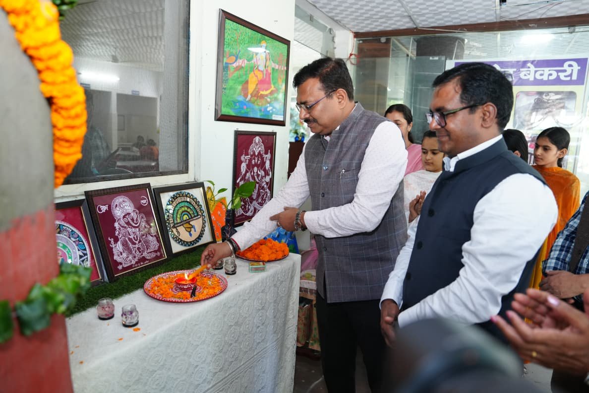 मुख्य सचिव श्री आनंद बर्द्धन द्वारा गुरूवार को सचिवालय परिसर में राजकीय बाल देखरेख संस्थाओं के बच्चों एवं राजकीय महिला गृहों की महिलाओं द्वारा निर्मित उत्पादों की प्रदर्शनी का शुभारम्भ किया गया।